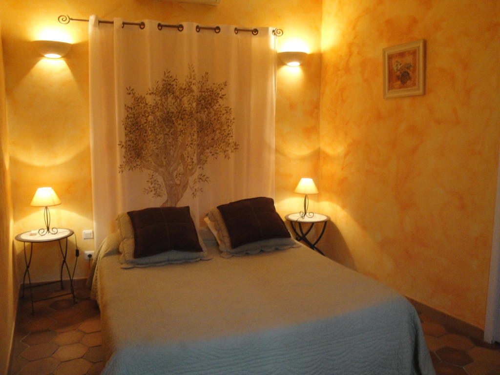 Villa Bastide De La Treille Montaren-et-Saint-Médiers Zimmer foto